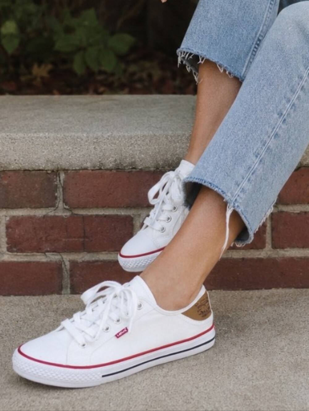 Levi's White Canvas Low Top Lace-Up Sneakers Women's Size 8.5 Casual Y2k Shoes